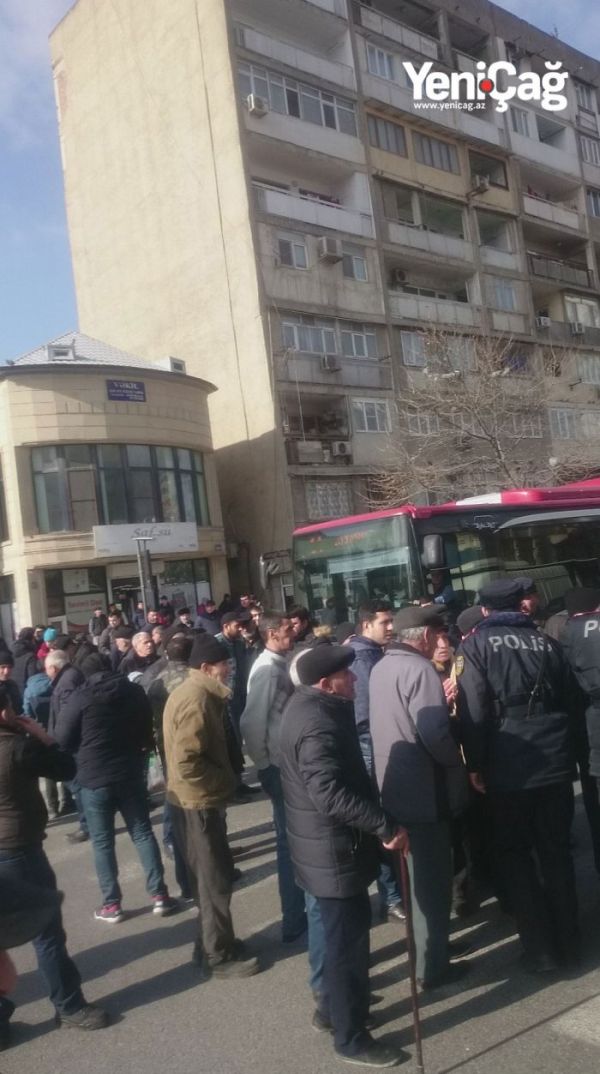 Bakıda etiraz aksiyası - Sakinlər yolu bağladı