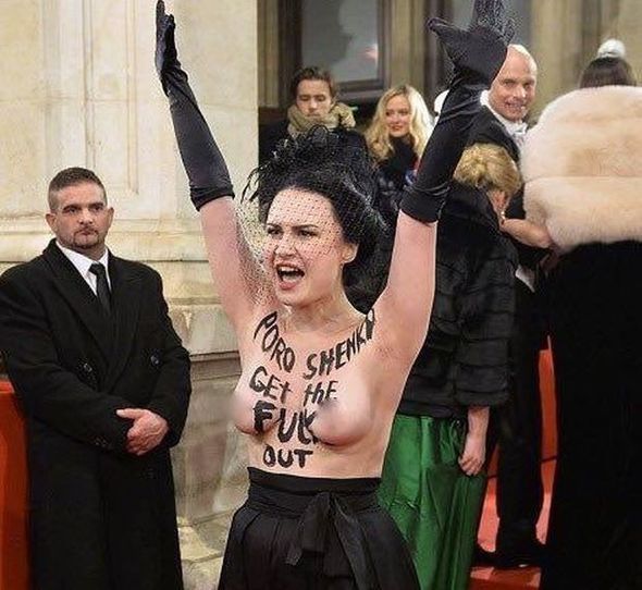 “Femen” fəalı Poroşenkoya görə Vyana balında soyundu – FOTO (18+)