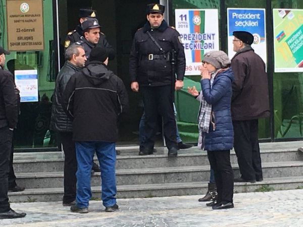 Yanğında ölən xəstələrin yaxınları xəstəxananın qarşısına toplaşdı - FOTOLAR