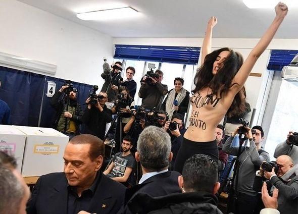 “Femen” fəalı Berluskoninin qarşısında soyundu – FOTO