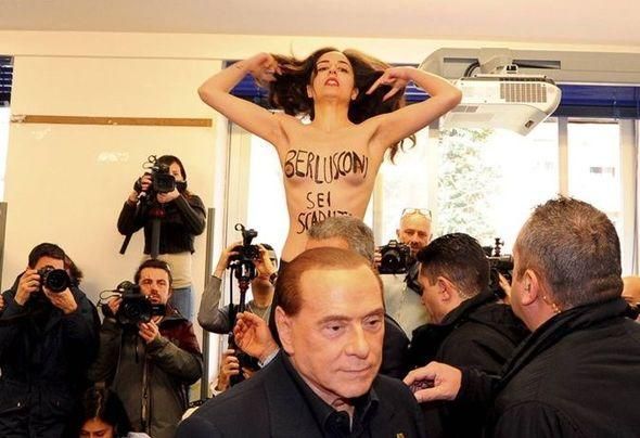 “Femen” fəalı Berluskoninin qarşısında soyundu – FOTO