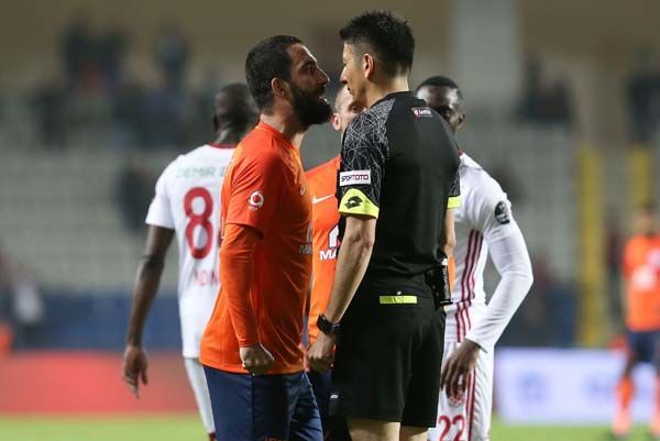 Məşhur futbolçu hakimi döymək istədi - STADİONDAN QOVULDU - FOTO