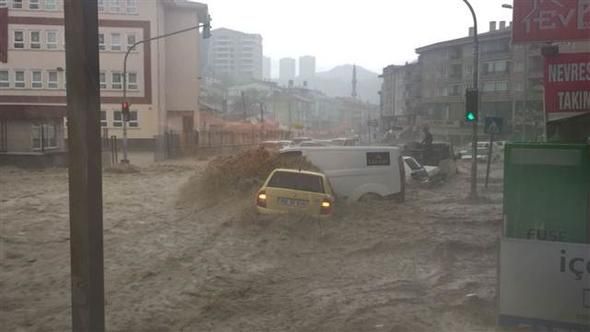 Türkiyədə sel fəlakəti - Xəsarət alanlar var - FOTO