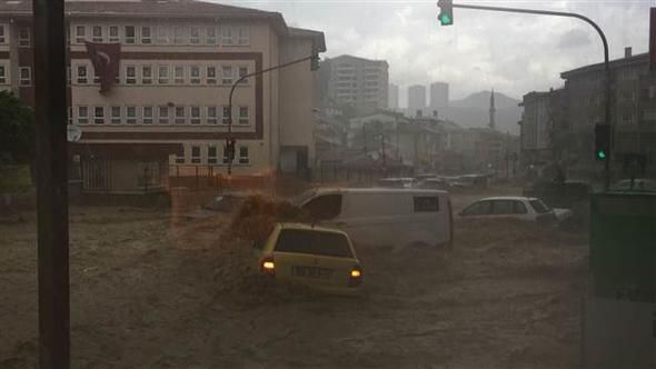 Türkiyədə sel fəlakəti - Xəsarət alanlar var - FOTO