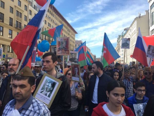 Moskvanın mərkəzində Azərbaycan bayraqları dalğalanır - FOTO