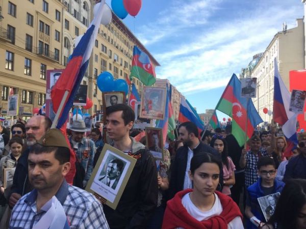 Moskvanın mərkəzində Azərbaycan bayraqları dalğalanır - FOTO