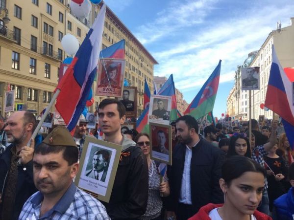 Moskvanın mərkəzində Azərbaycan bayraqları dalğalanır - FOTO