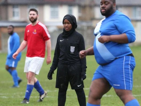 Britaniyanın ilk müsəlman qadın futbol hakimi