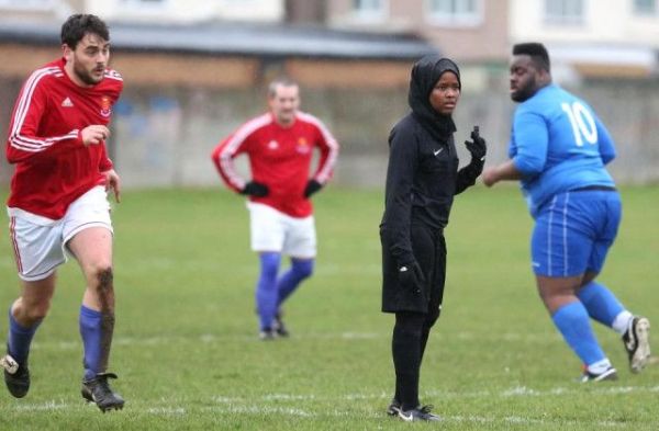 Britaniyanın ilk müsəlman qadın futbol hakimi