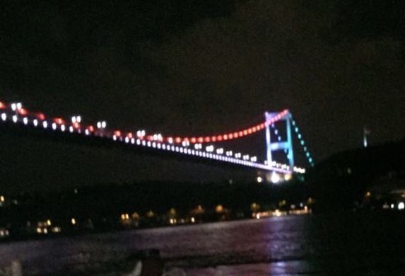 İstanbul Boğazındakı körpü Azərbaycan bayrağının rənglərinə boyanıb