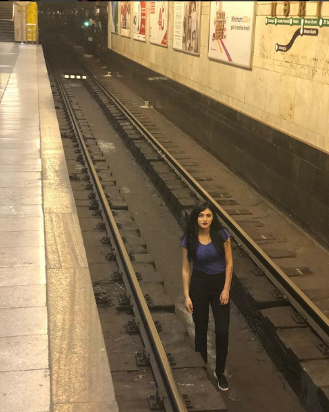 Bakı metrosunda relslər üzərində şəkil çəkdirən qız kimdir? - FOTO - VİDEO