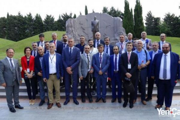 Beynəlxalq Media Forumu iştirakçıları Fəxri xiyabanı ziyarət ediblər-FOTO