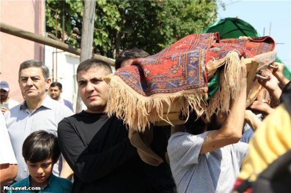 Mehman Hüseynov anası dəfn edildi