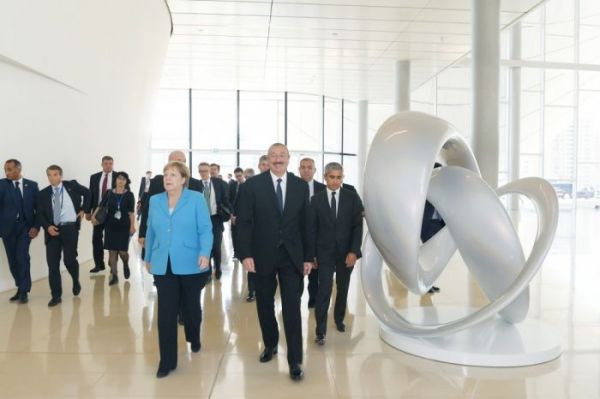 Angela Merkel Bakıda iş adamları ilə görüşüb - FOTO