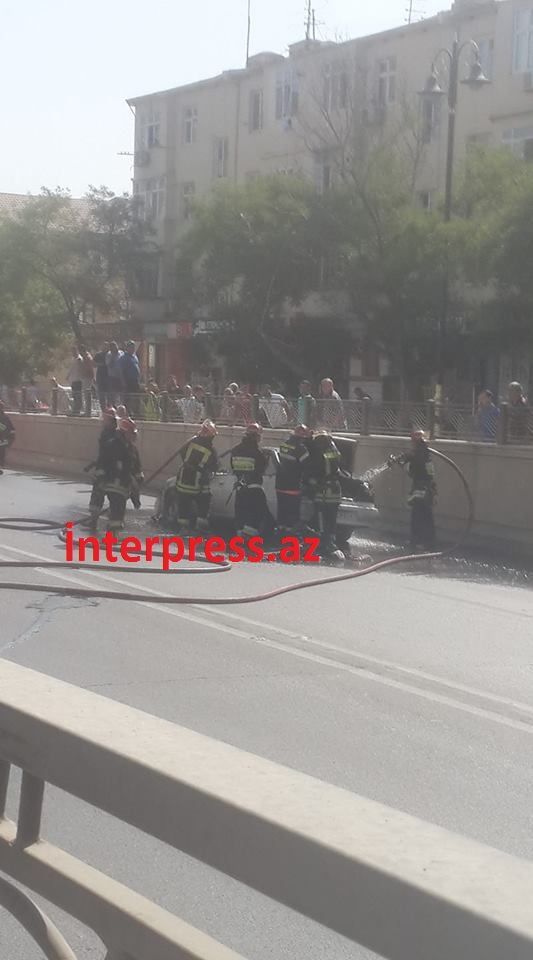 Bakıda hərəkətdə olan avtomobil yandı - FOTO