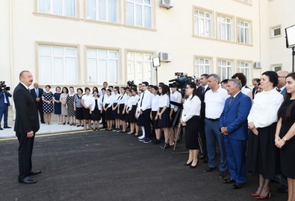 Dövlət başçısı Bakıda tam orta məktəbin açılışında - FOTO