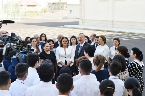 Dövlət başçısı Bakıda tam orta məktəbin açılışında - FOTO