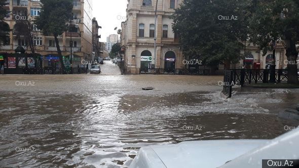 Bakı suyun altında qaldı — FOTO