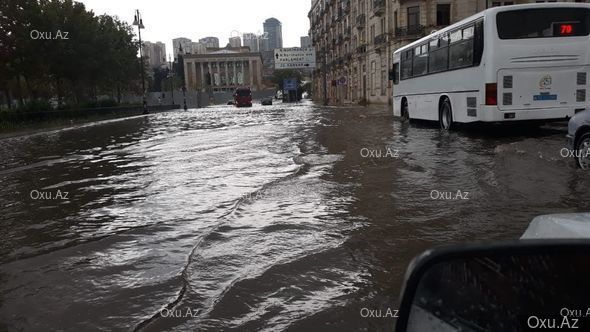 Bakı suyun altında qaldı — FOTO