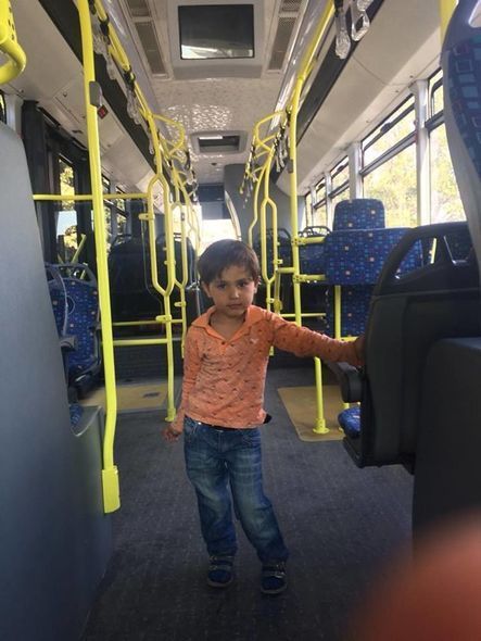 Bakıda avtobusda uşaq tapıldı: Ailəsi axtarılır - FOTO