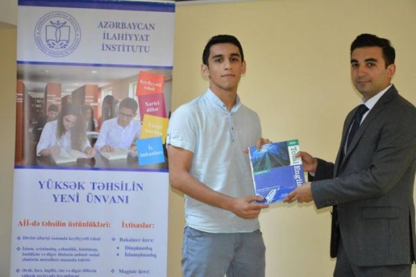 Aİİ bütün tələbələrini dərs vəsaitləri ilə təmin edib