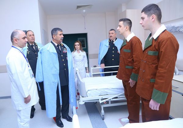 Müdafiə naziri hospitalda müalicə olunan hərbi qulluqçularla görüşüb - FOTO