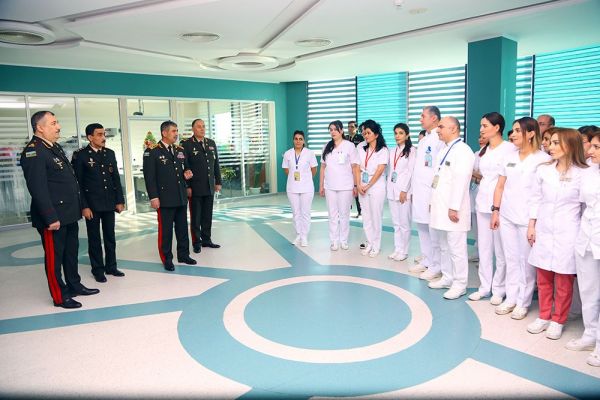 Müdafiə naziri hospitalda müalicə olunan hərbi qulluqçularla görüşüb - FOTO