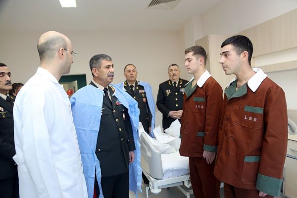 Müdafiə naziri hospitalda müalicə olunan hərbi qulluqçularla görüşüb - FOTO