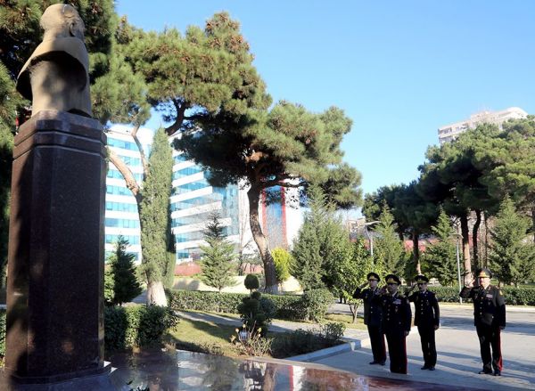 Müdafiə naziri hospitalda müalicə olunan hərbi qulluqçularla görüşüb - FOTO