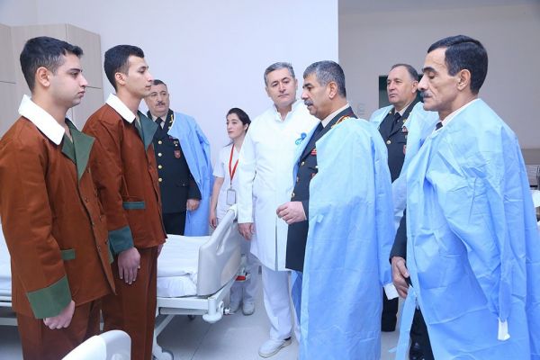 Müdafiə naziri hospitalda müalicə olunan hərbi qulluqçularla görüşüb - FOTO