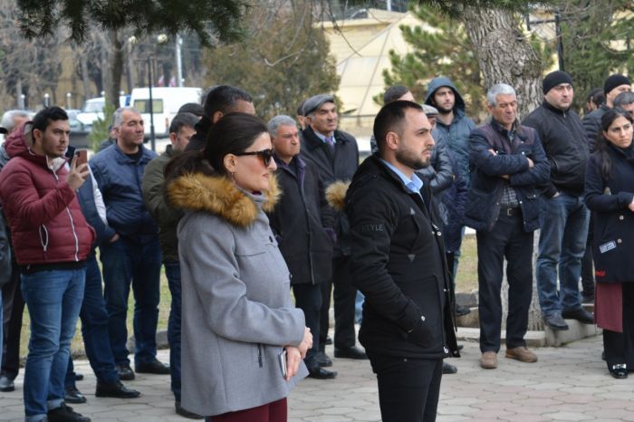 Gürcüstanda azərbaycanlılar aksiya keçirdi - Bu dəfə Nərimanovun heykəlini sökürlər - FOTO