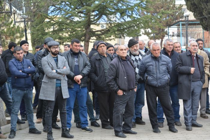 Gürcüstanda azərbaycanlılar aksiya keçirdi - Bu dəfə Nərimanovun heykəlini sökürlər - FOTO