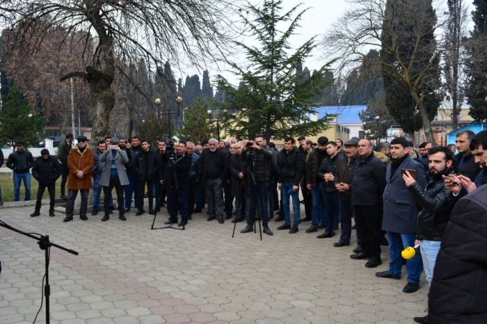 Gürcüstanda azərbaycanlılar aksiya keçirdi - Bu dəfə Nərimanovun heykəlini sökürlər - FOTO