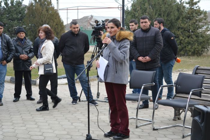 Gürcüstanda azərbaycanlılar aksiya keçirdi - Bu dəfə Nərimanovun heykəlini sökürlər - FOTO