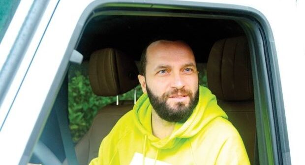 Aylıq gəlirinin min lirə olduğunu deyən məşhur müğənni iki milyona lüks avtomobil aldı – FOTO