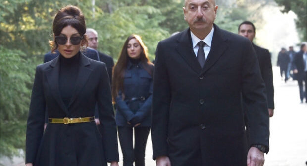 İlham Əliyev və Mehriban Əliyeva Heydər Əliyevin məzarını ziyarət ediblər