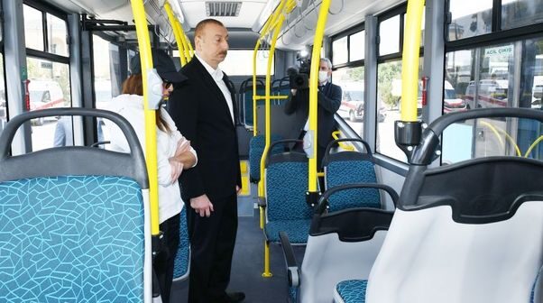 İlham Əliyev və Mehriban Əliyeva nəqliyyat vasitələri və xüsusi texnikalarla tanış oldular – FOTO