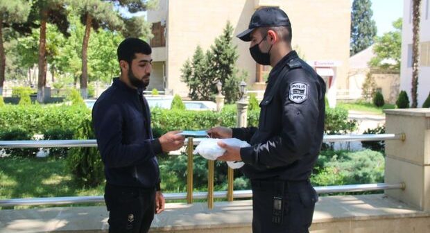 Goranboyda polislər sakinlərə maska payladı – FOTO