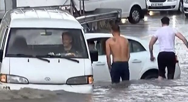 İstanbulda Meteorologiya idarəsini ildırım vurdu – FOTO