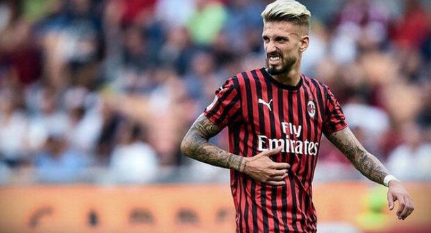 Futbolçunun üzünə silah dirəyib, bahalı saatını oğurladılar