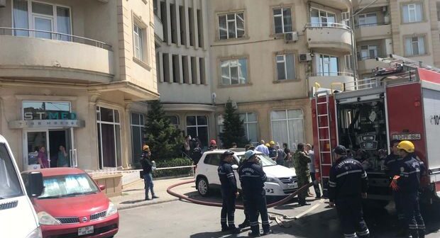 Bakıda çoxmərtəbəli binada yanğın: 20 nəfər təxliyyə edildi