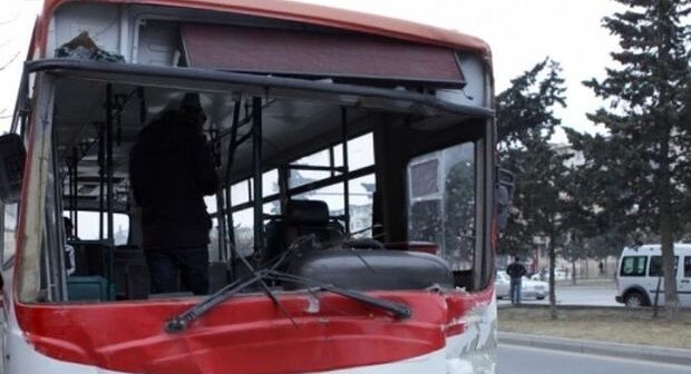 Bakıda sərnişin avtobusu qəzaya uğradı, xəsarət alanlar var