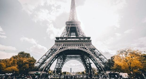 Üç ay bağlı qalan Eyfel qülləsi turistlərin üzünə açıldı
