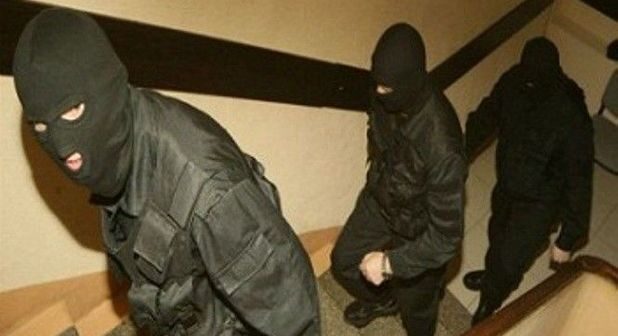 Şirvanda maskalı şəxslər evə hücum etdi: Kişini döyüb, pulunu oğurladılar