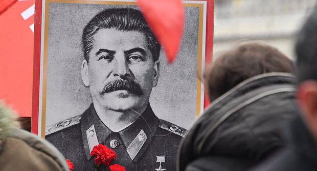 Stalinin portretini divardan asmaq istəyirdi, yıxılıb öldü