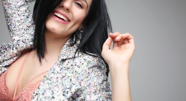 Britaniyalı nazir türkiyəli müğənninin evinə qonaq getdi – FOTO