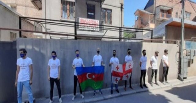 Azərbaycanlılar Ermənistanın Gürcüstandakı səfirliyi qarşısında aksiya keçirirlər