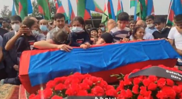 Azərbaycan şəhidi ilə vidalaşır – FOTO