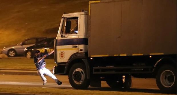 Belarusda sürücü maşınını etirazçıların üstünə sürdü