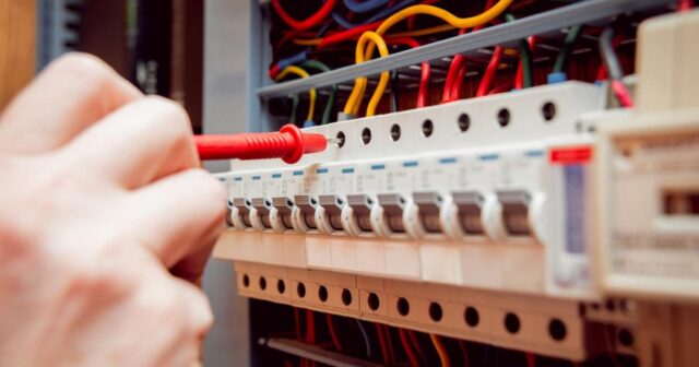 Sumqayıtda elektrik qutusunu təmir edən usta öldü